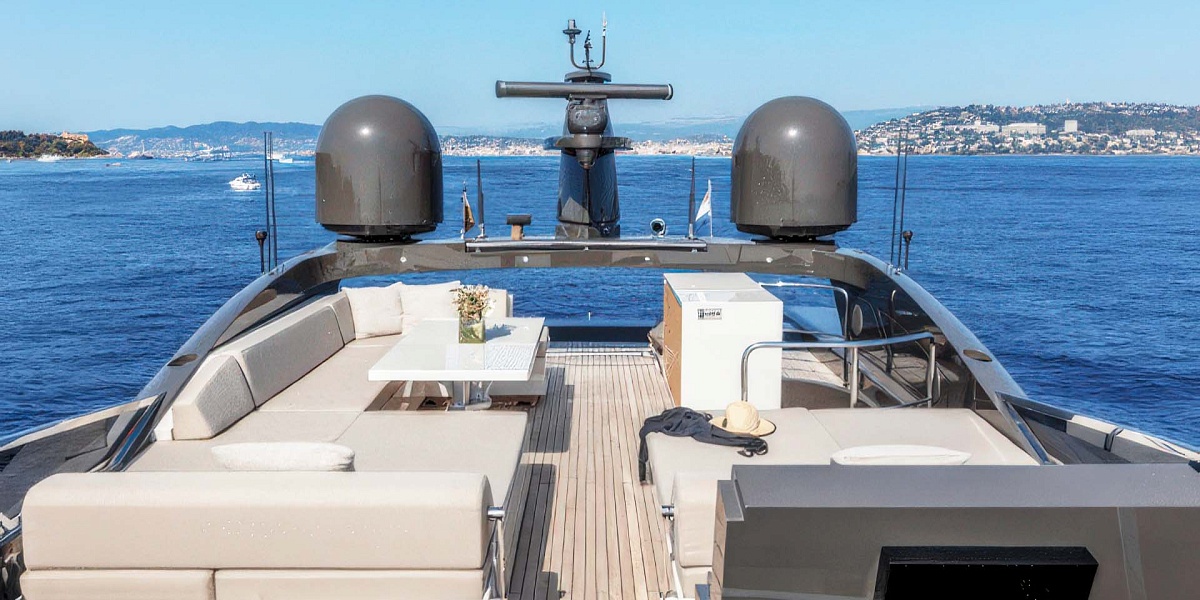 Аренда мега яхты Mangusta 110 Fanamax во Франции